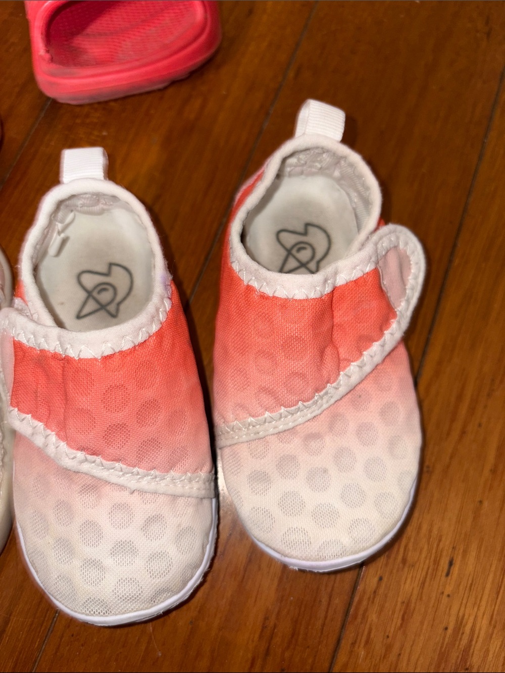 Red Kids Water Shoes lot bundle
Set with Playful Face crab cat jack size 4 5 - Picture 6 of 7